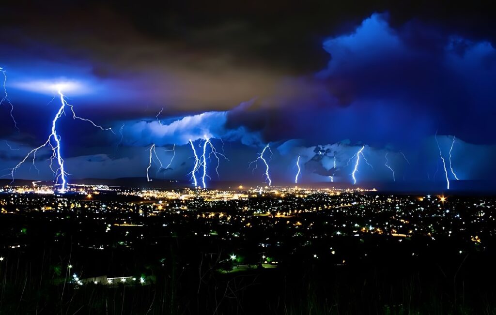 تخلیه-صاعقه-در-زمین-از-مهمترین-منابع-خارجی-ایجاد-اضافه-ولتاژ-های-لحظه ای